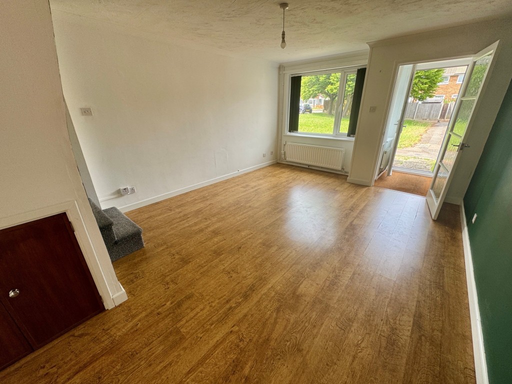 Lot: 124 - TWO-BEDROOM TERRACE HOUSE IN POPULAR LOCATION - Living room alternative view